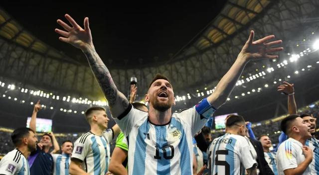 水果老虎机-决胜点球前梅西望天祈祷：来吧迭戈，保佑我们！